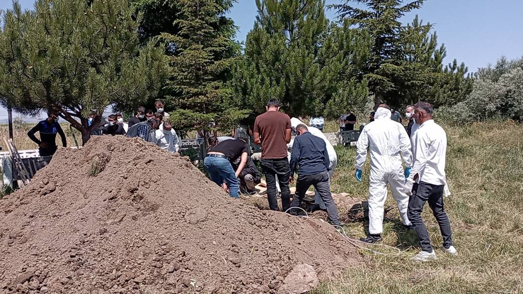 Mezara kimse yaklaştırılmadı, tabutu özel kıyafet giyenler taşıdı 3